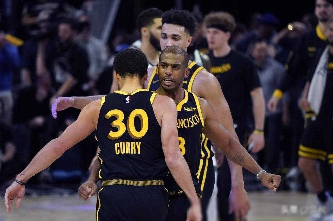 原创勇士双领袖互秀库里下场助攻队友追分基德无言以对