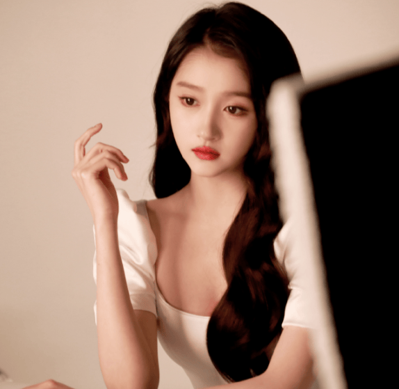 原创关晓彤纯白连衣裙出镜纯欲造型亮相又美又飒