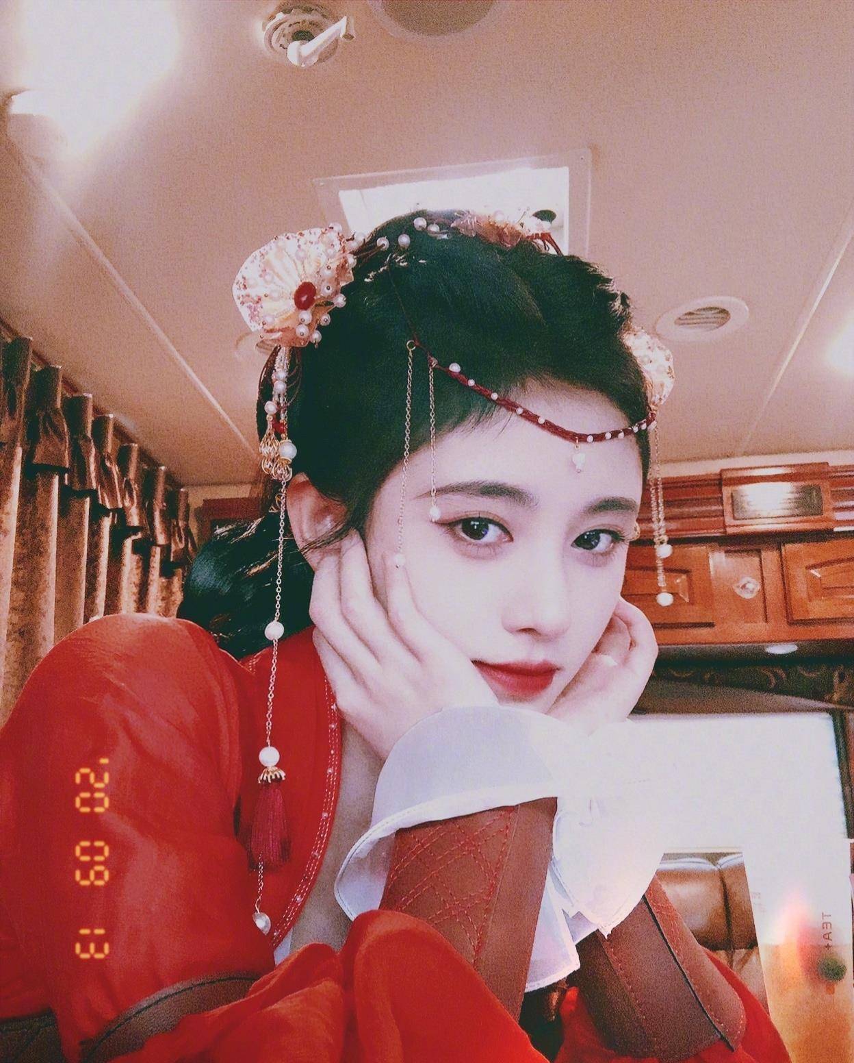 原创鞠婧祎晒嘉南传剧照在片场喝奶茶玩手机被她的古装造型惊艳到了