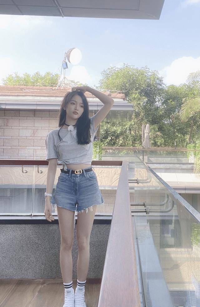 吴宣仪晒朋友圈私服照不仅是个小话痨她的秀腿穿搭更瞩目