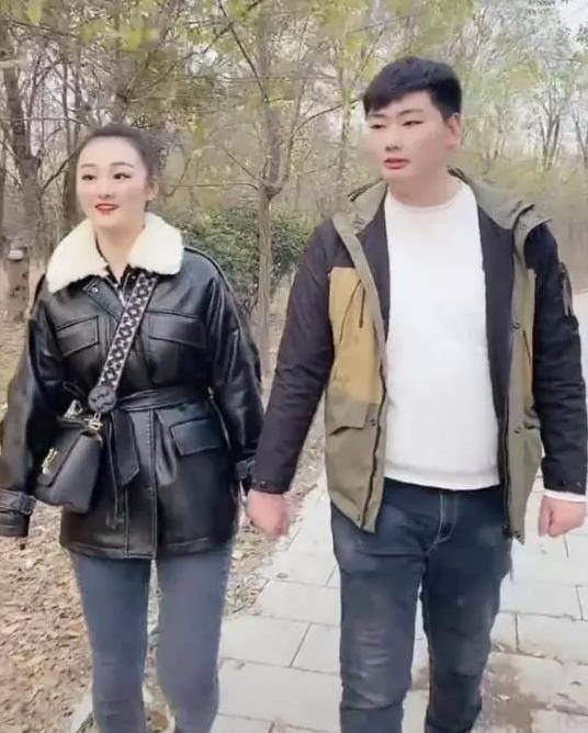 大衣哥携妻子给贫困户送礼自己身上穿着旧棉袄儿媳光鲜亮丽