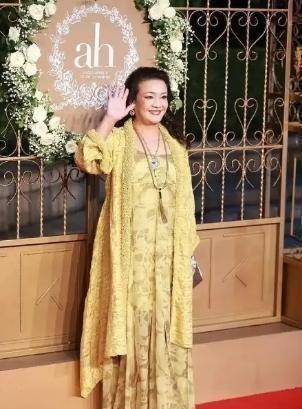 原创大s婆婆张兰晒豪宅留大波浪太时髦穿3万块睡袍化大浓妆喝汤