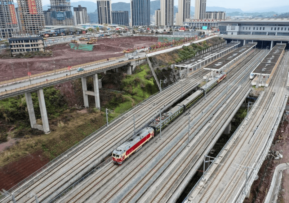 据中国铁路统计局统计,我国每年需要更换上百万吨的铁轨,这给国库带来