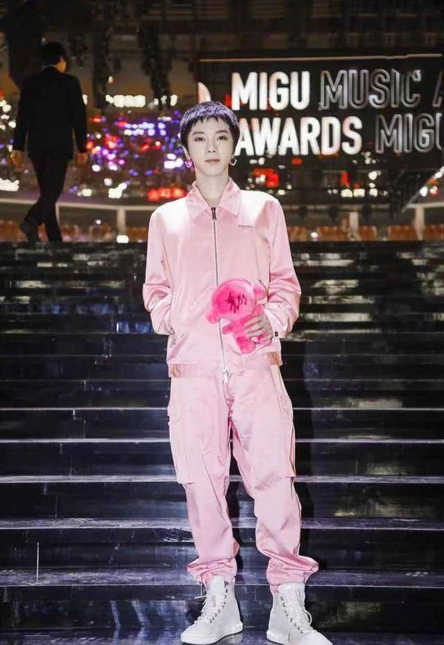 华晨宇的春日时尚穿搭也值得细细鉴赏_蓝色_牛仔裤_亮色