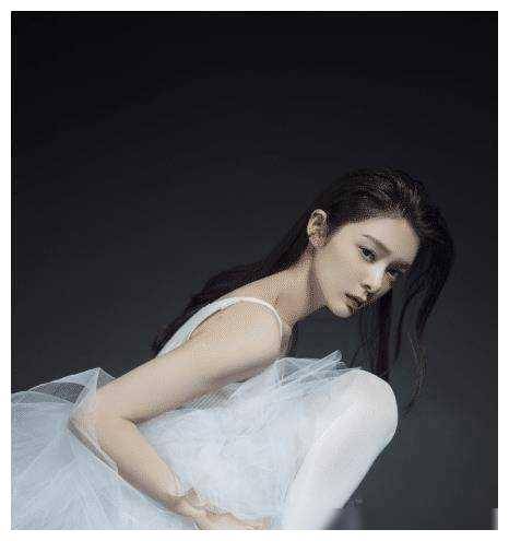 火箭少女解散后傅菁失控式变瘦腿细到一只手都能握过来