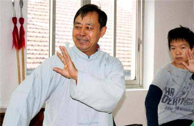 在西安公路交通大学学习时,只接受过父亲在武术方面教导的马保国,迎来