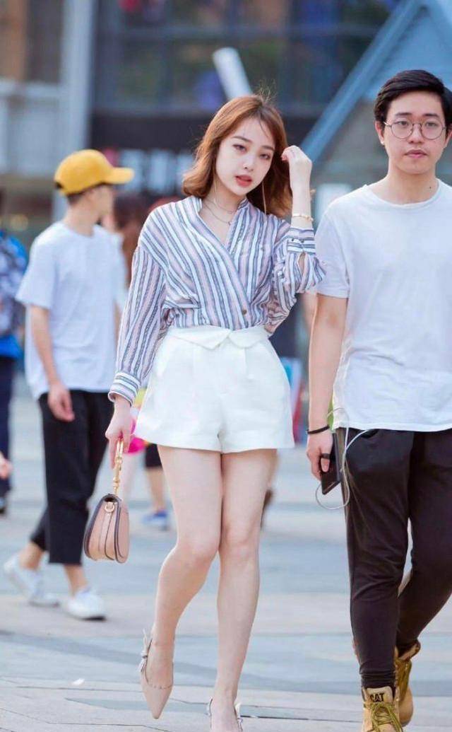 原创浅色条纹衬衫搭配休闲短裤温婉简约明艳端庄