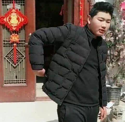 大衣哥家庭大变样生活太好儿女胖成球老婆整天玩手机聊天