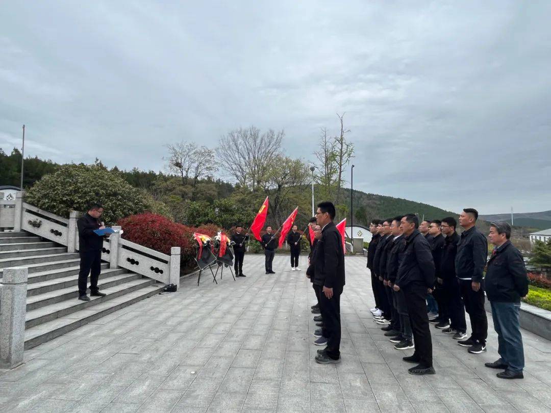 徐明高速贾睢段xm-lm3标临时党支部走进凤冠山烈士陵园开展活动
