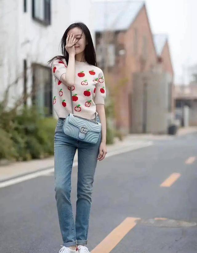 40岁女人拍照别再比剪刀手了学会这几个姿势轻松拍出网红照