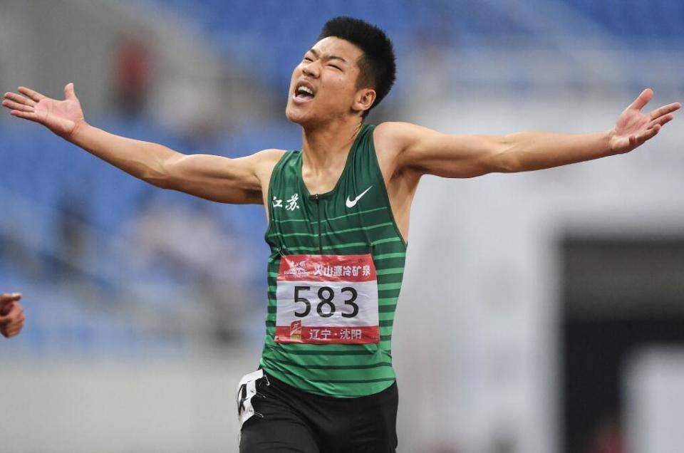 隋高飞成名的项目是男子200米,2019年,18岁的他在逆风每秒2.