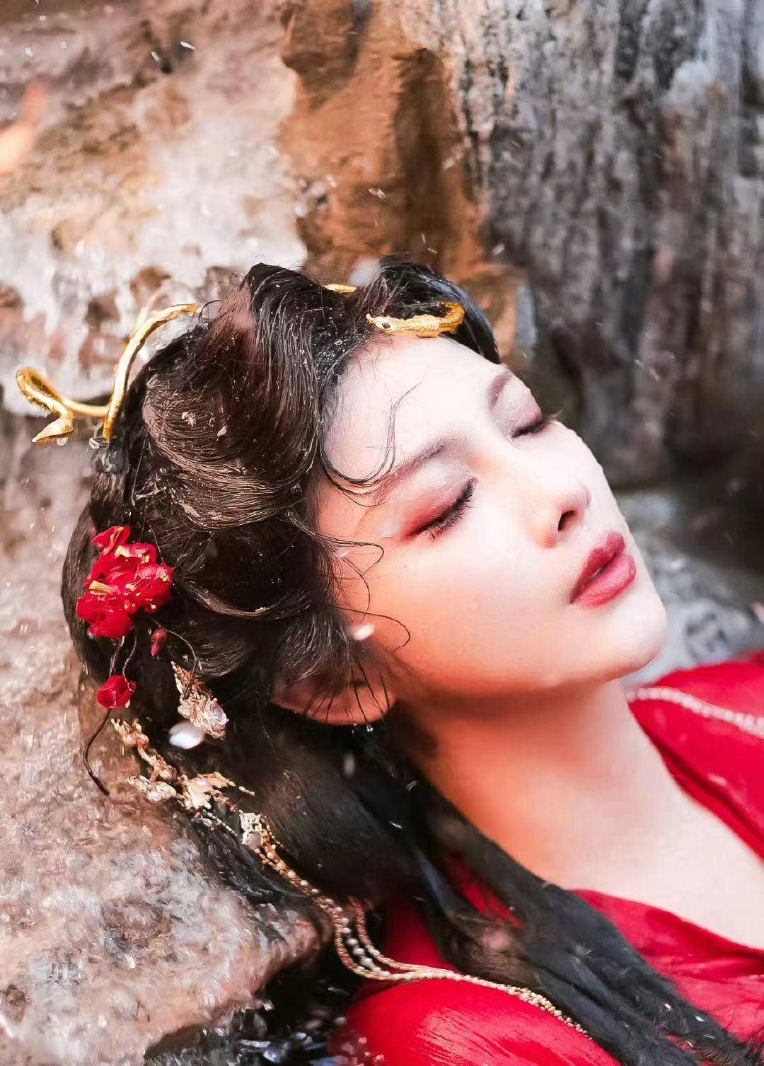 她早年参加艺考时被摄影师发现,被一些网友称为"小陈慧琳".