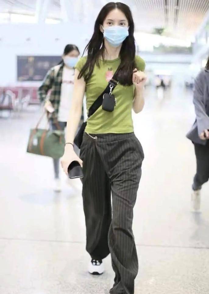 原创金晨低调现身机场穿草绿色短袖t恤清新甜美显出牛奶肌