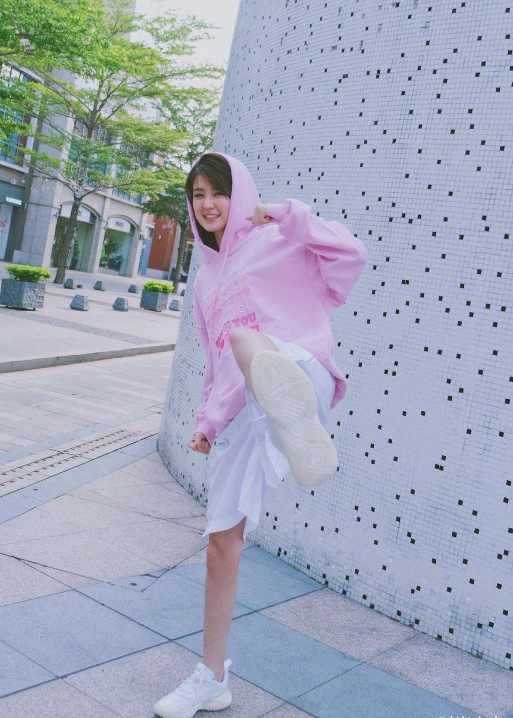 原创乔欣晒私服照穿蓝白格纹衬衫当裙穿配粗跟鞋大秀漫画腿