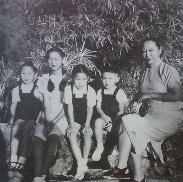 徐志摩二婚后衣服几次出现破洞,张幼仪看到后的这一举动出人意料_孩子