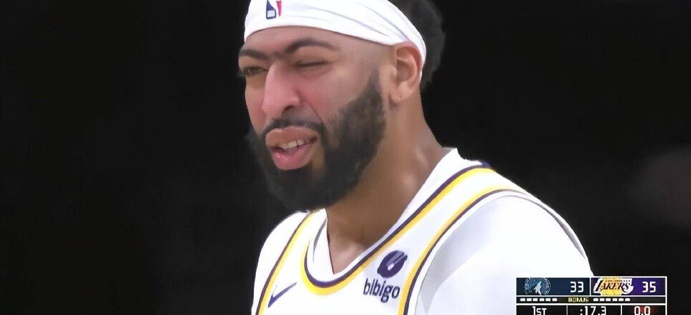 球被bushy eyebrows成功扣上后,李凯尔并没有握住左手的block,而是