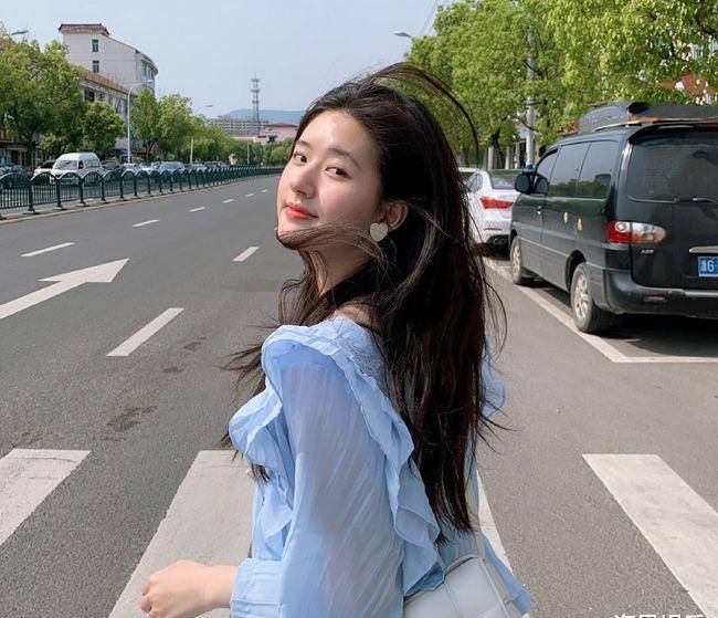 原创赵露思被男粉当面表白反应流露真性情大喊怎么又是你