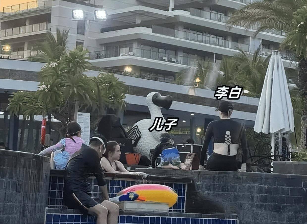撒贝宁一家四口海南度假李白真实容颜曝光穿泳装露出丰腴美背