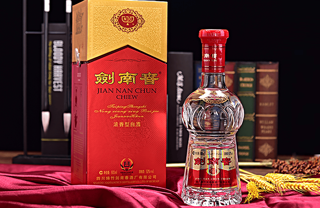 百年窖池酝酿出的酒体饱满且层次丰富,历史韵味浓厚,彰显的是中华传统