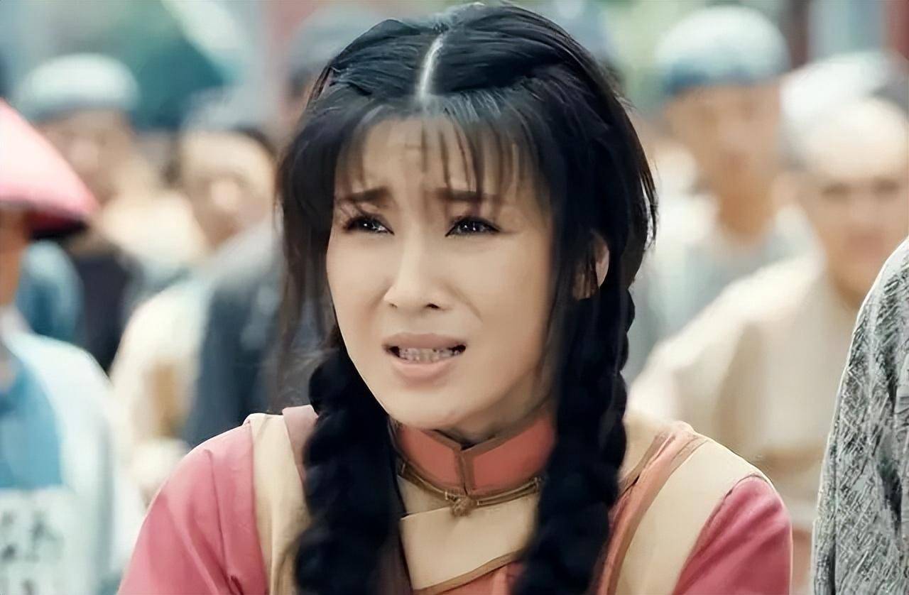 一身赘肉,满脸褶子,却要演双马尾的少女,网友:真不害臊吗_董洁_观众