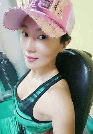 50岁冻龄女神形似少女和儿子在一起常被误认为情侣