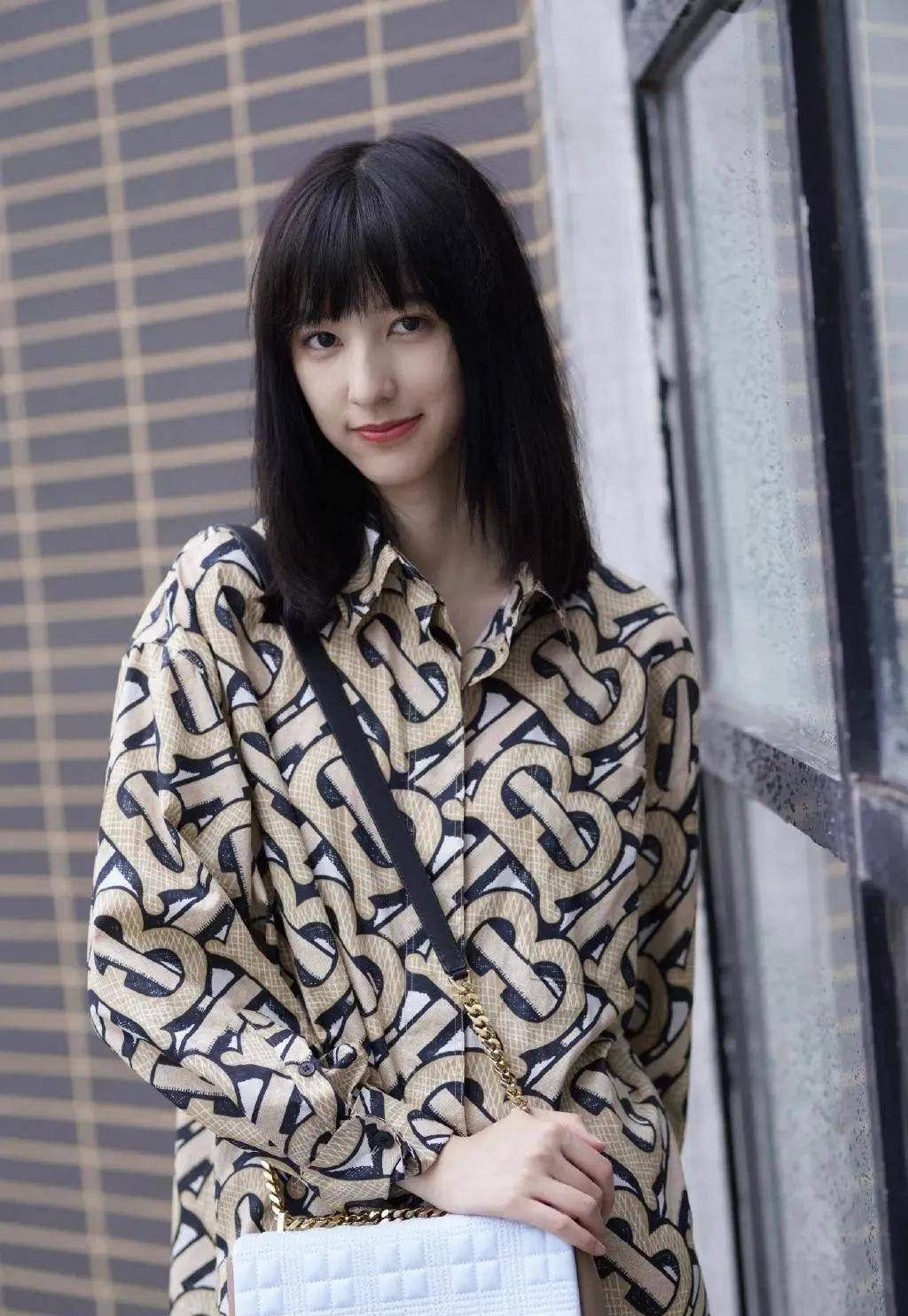 原创华晨宇与神秘女生牵手回家两人身高相仿张碧晨评论区很精彩