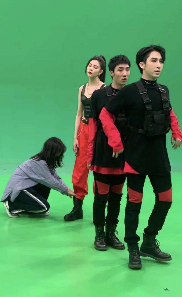 与张一山分手后宋研霏摄影棚愁容满面心情欠佳不停拿手机语音