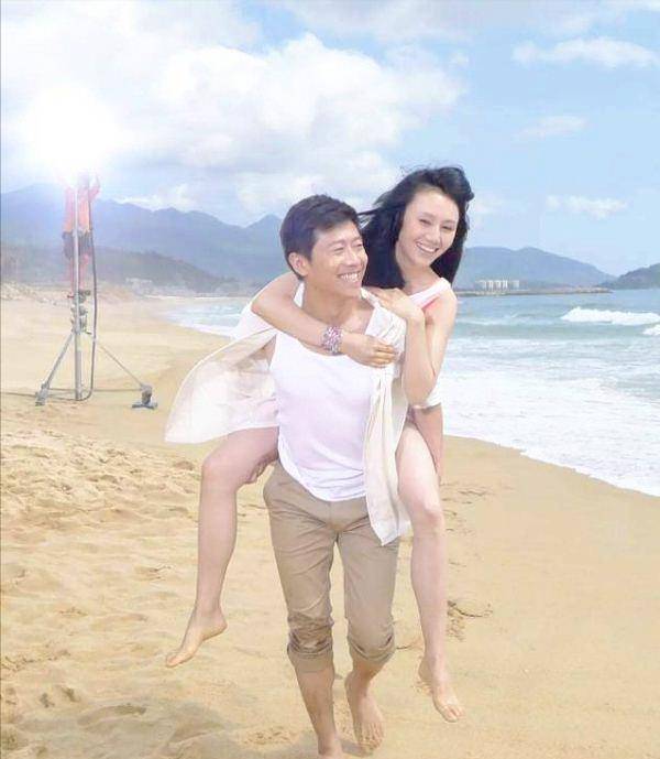 据说两人认识的时候,那天袁泉刚洗完澡从浴室回寝室正好被闲逛的夏雨