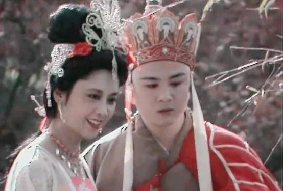 她说,女王就是女王,虽然对唐僧有了情愫,也会碍于身份,该叫"圣僧"才对