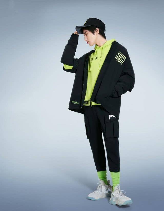 从火星男孩成长为顶级艺人华晨宇的春日时尚穿搭也值得细细鉴赏