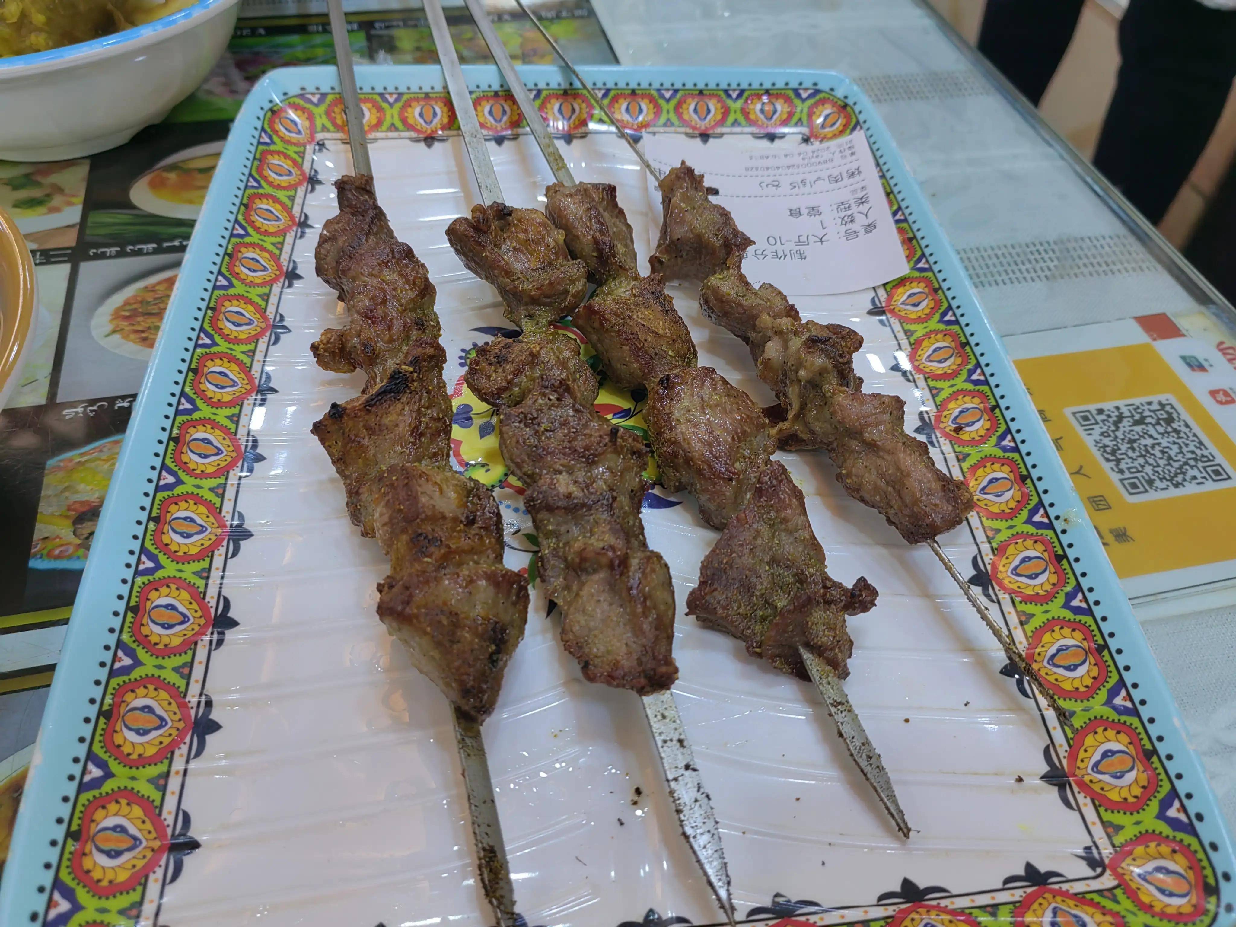 了,吃的很快,稍微有点多,没有吃完,剩了两个烤肉,和原先的四个一把抓