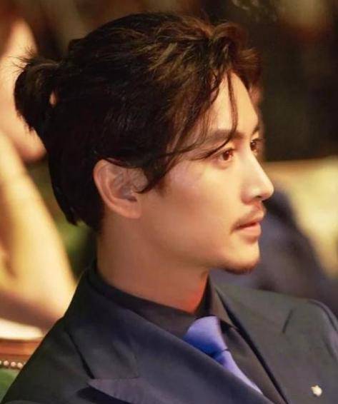 原创陈晓夫妇牵手现身陈晓穿白衬衫变回清爽少年陈妍希甜笑心情好