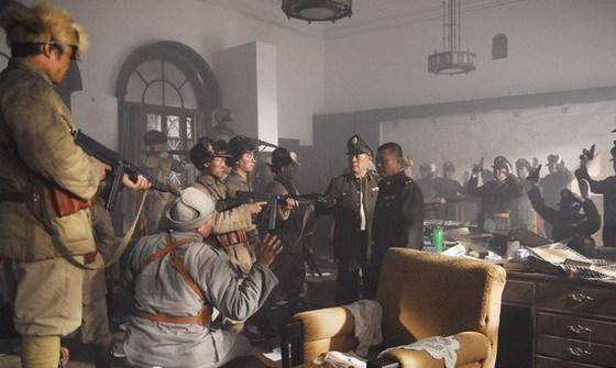 第四野战军一班长,追击敌人时扔过去一只鞋,敌三个团举旗投降_国民党