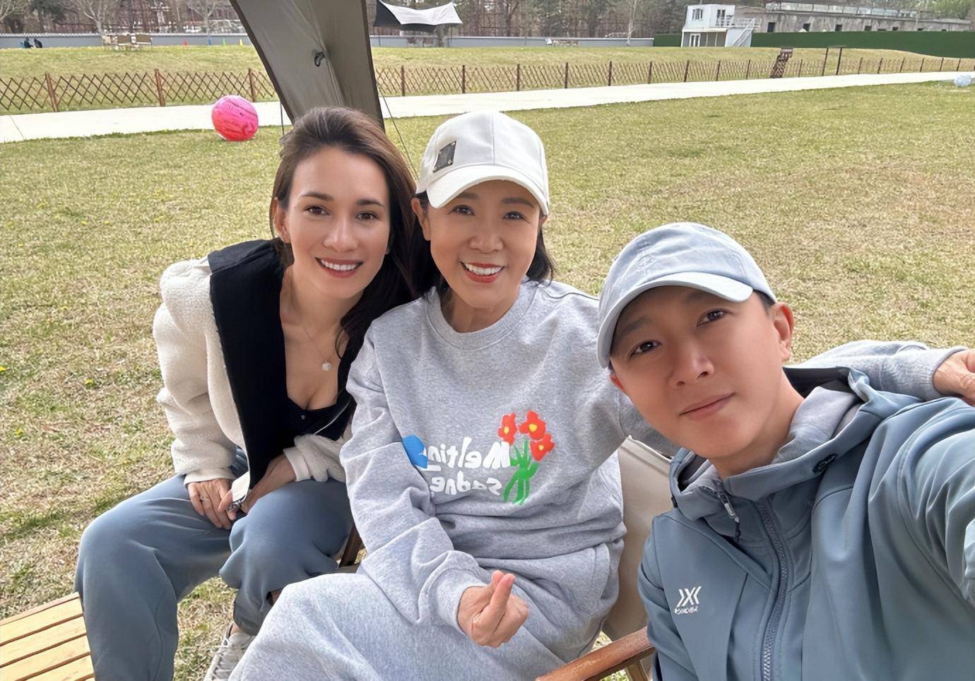 卢靖姗为婆婆庆生赞韩庚妈妈是世界上最好的奶奶婆媳俩超亲昵