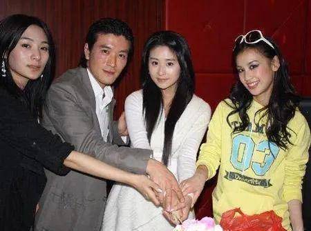 原创从解约的星女郎到豪门阔太黄圣依到底经历了啥