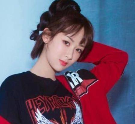 原创杨紫和管韧姿深夜聚餐头发凌乱被两人搀扶街头抱住好友不撒手