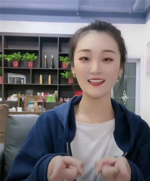 大衣哥儿媳陈亚男戴婚戒出镜力破与朱小伟婚变传言