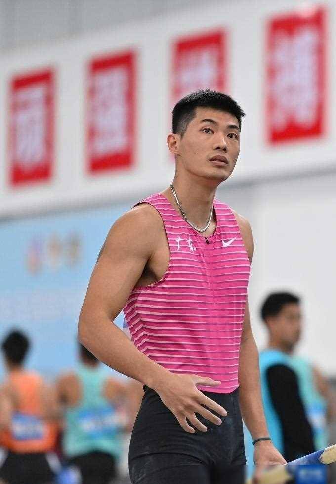 田径全国室内锦标赛钟涛获男子撑杆跳高冠军