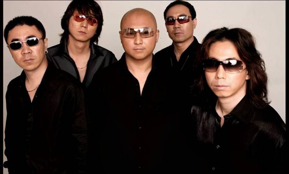 一开始乐队没有名气,只能在一些酒吧,餐馆演唱,工资少得可怜,没有原创