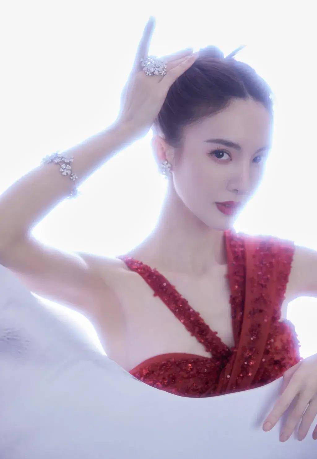 金晨晒健身腹肌照网友却说体脂率太低再胖点就好了