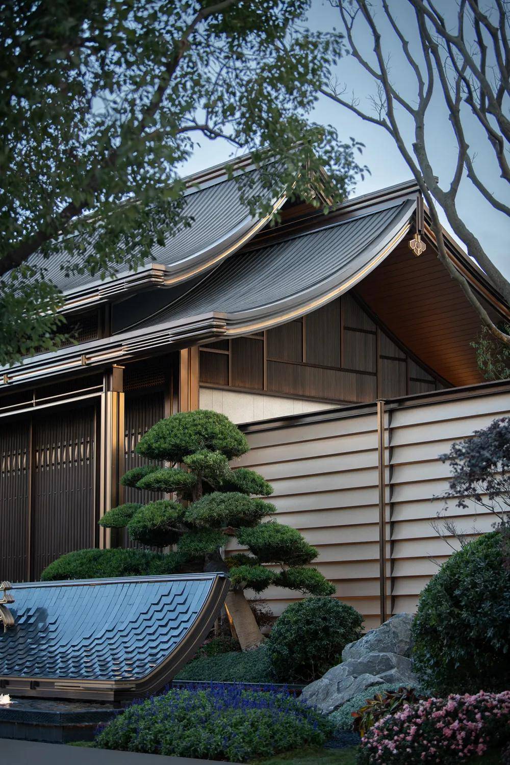 超千万级宋韵府门,造价超百万的府门石雕,价值百万的造型罗汉松,打样