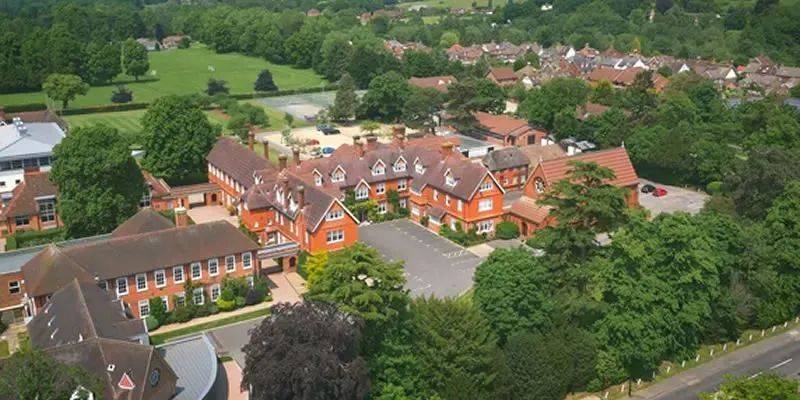 学校在《星期日泰晤士报》等私校排名中都位居前列,与排名接近的汤