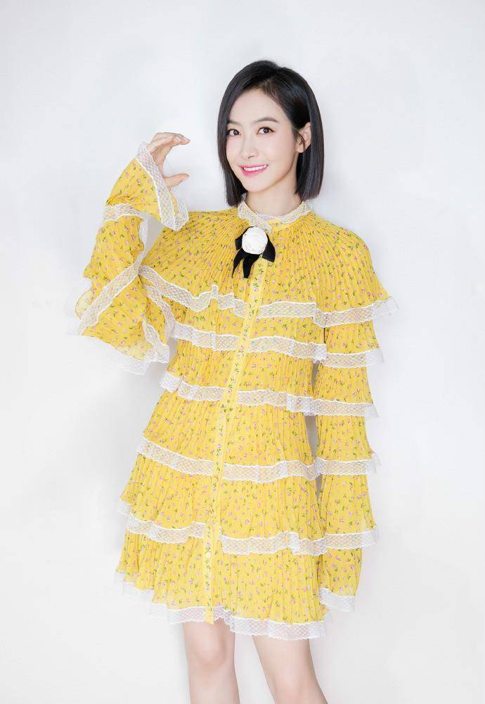 被宋茜的"女团腿"惊艳,33岁穿印花超短裤,皮肤白皙也成加分项