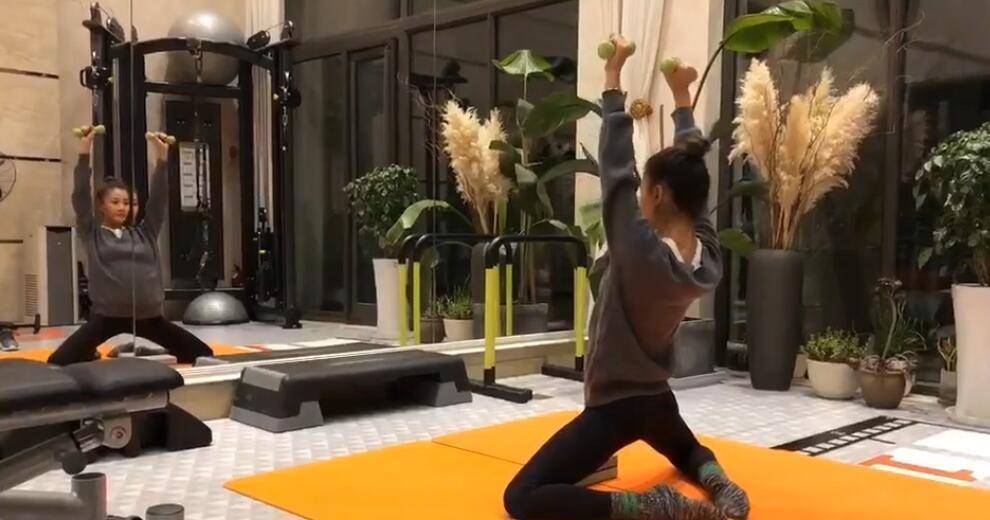 曹云金前妻唐菀晒照穿紧身衣打扮精致离婚8个月终于走出阴霾