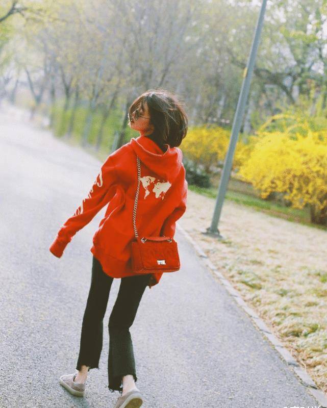 原创不露腿的李溪芮照样美到开挂穿红色卫衣搭牛仔裤太有活力了
