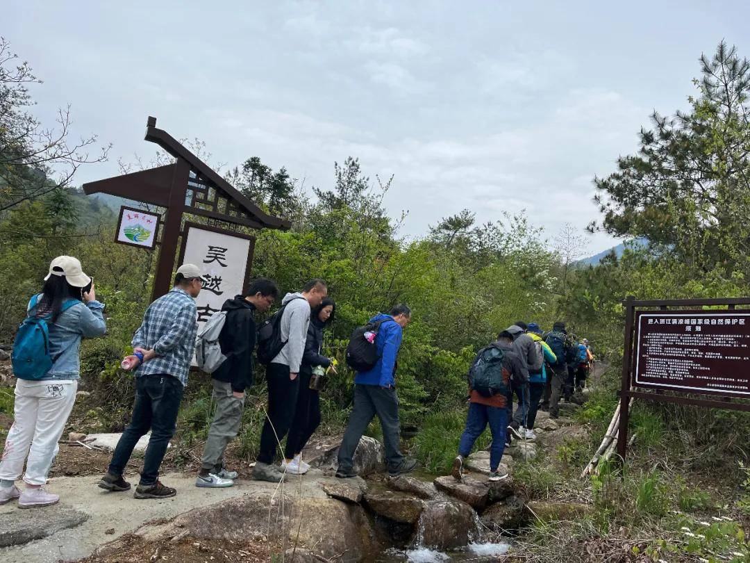 吴越古道浙西天池之江南天池临安段远望乐利山峰江南天池水天一色