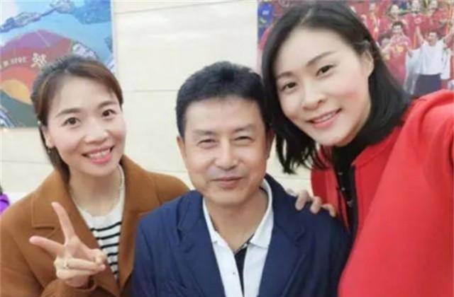 婚后的李东红自觉承担起家庭的全部责任,照顾陈忠和的父母与女儿,还不