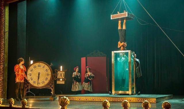 难的挑战,胡迪尼的名气才越来越响,特别是在1913年成功挑战了中国水牢