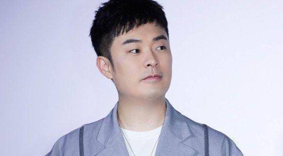 陈赫火锅店水泥掉下砸进锅内热油泼得到处都是对此你怎么看