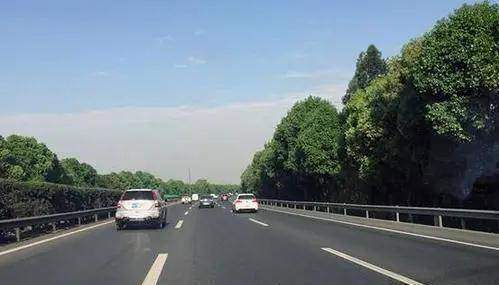 原创大连疯狂汽车逆行追外卖小哥还发视频炫耀小车车主是否涉嫌违法